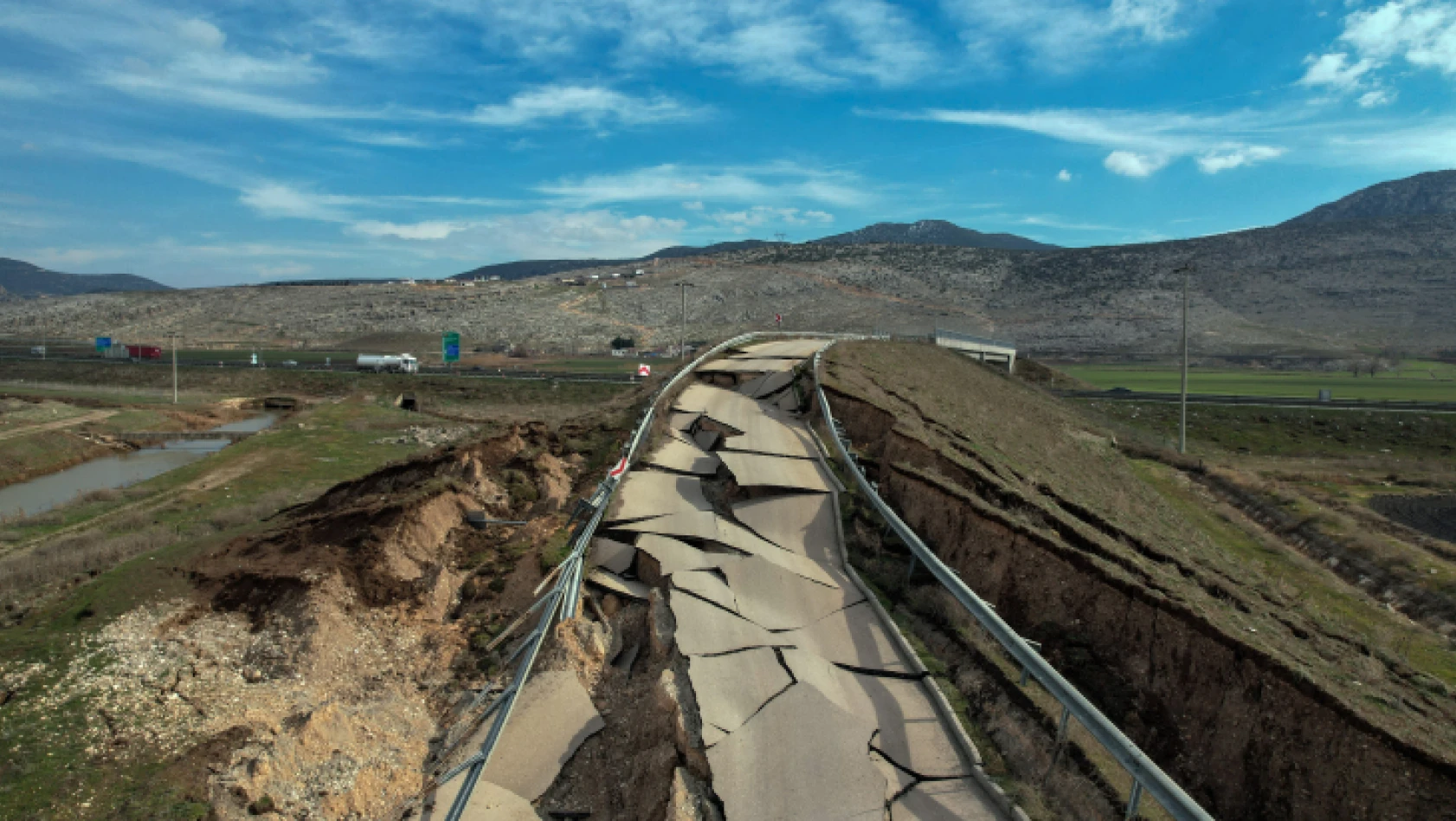 Kahramanmaraş Pazarcık'ta depremde yarılan yol havadan görüntülendi