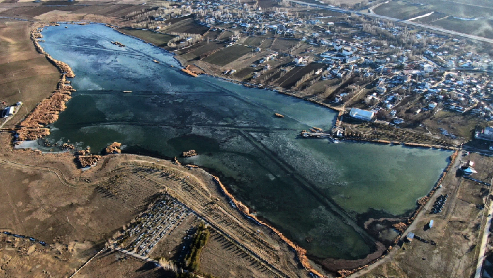 Sibirya soğuklarının yaşandığı şehirde göl dondu