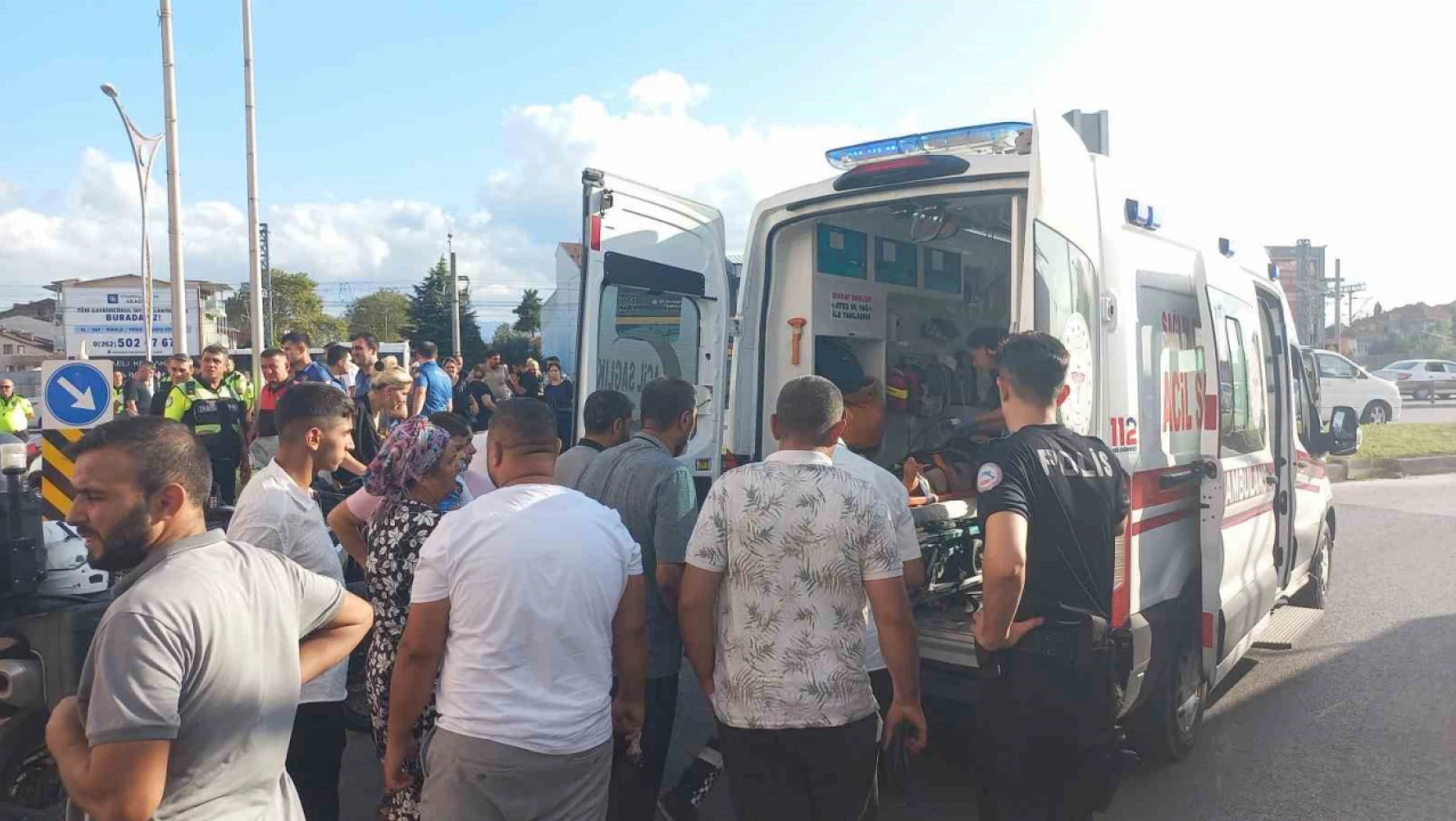 'Ambulans geç geldi' iddiasıyla polise saldırdılar