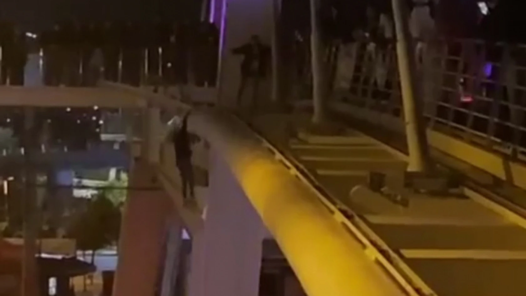 17 yaşındaki genç kız köprüden atladı, aşağıda bekleyen polisler tuttu