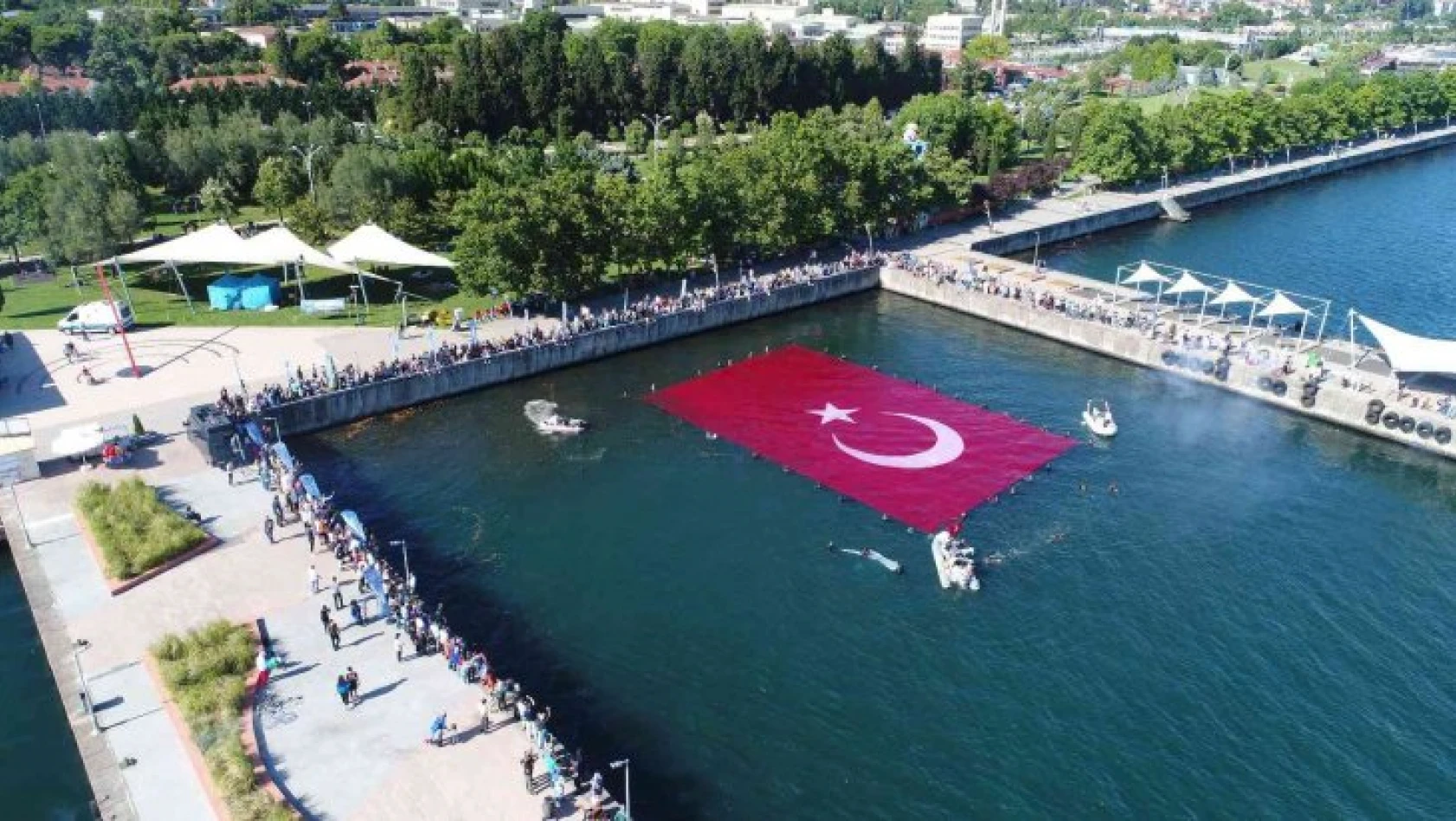 600 metrekarelik rekor büyüklükteki Türk bayrağı, İzmit Körfezi'ni taçlandırdı