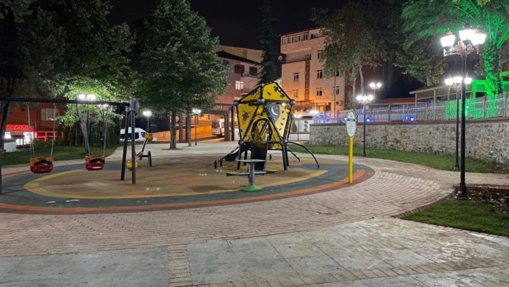 Adnan Kahveci Parkı akşam buluşmaları için aydınlatıldı