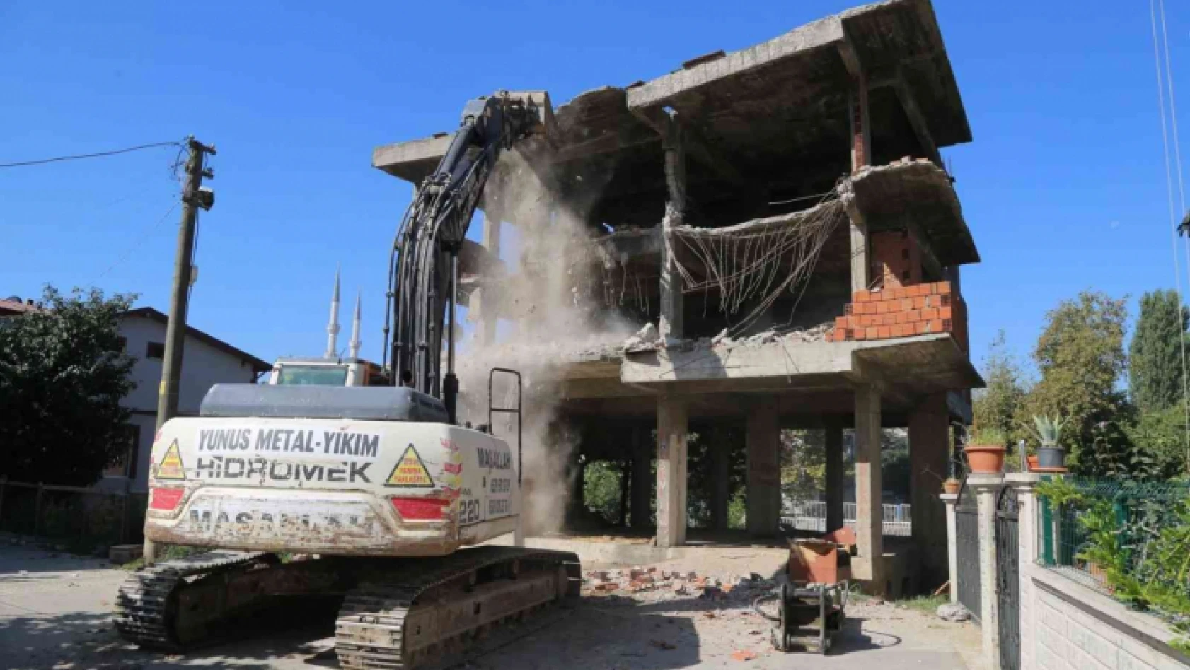 Asrın felaketini yaşayan Gölcük'te 103 metruk bina yıkıldı