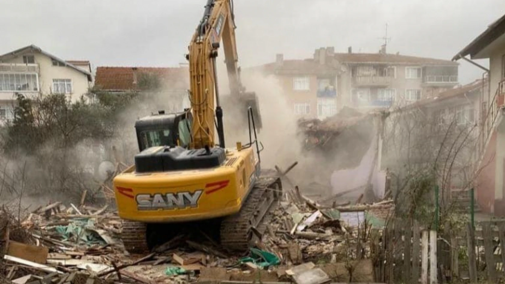 Asrın felaketini yaşayan ilçede yıkılan bina sayısı 111 oldu