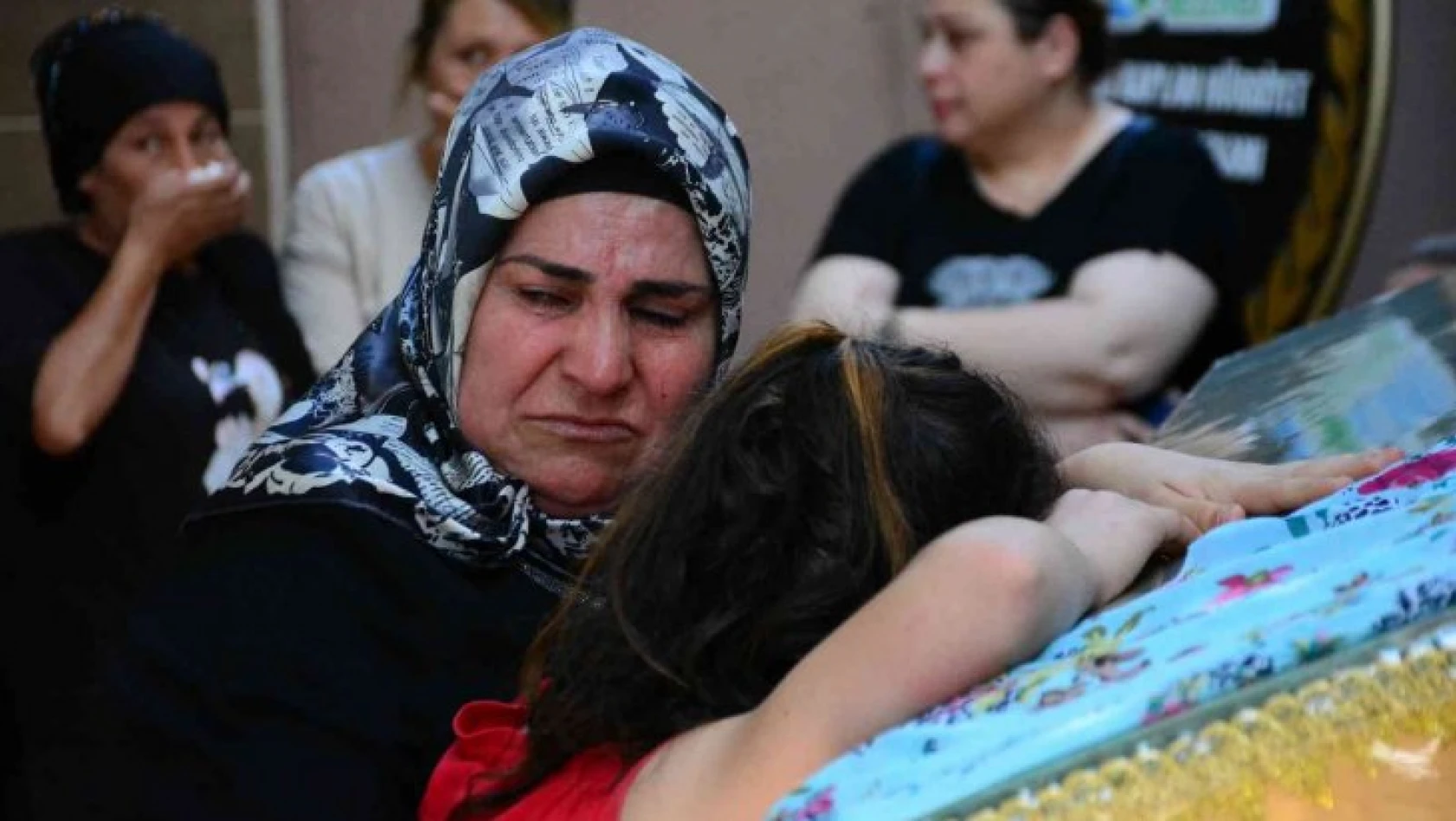 Babası tarafından bıçaklanarak öldürülen annesinin tabutuna sarılıp ağladı