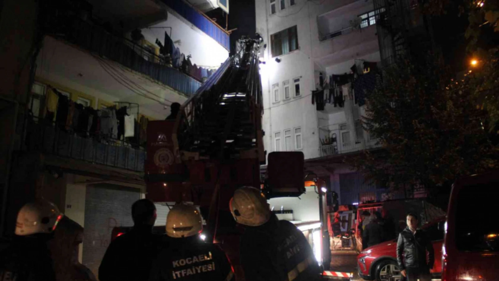 İzmit'te 7 katlı binada çıkan yangın vatandaşları sokağa döktü