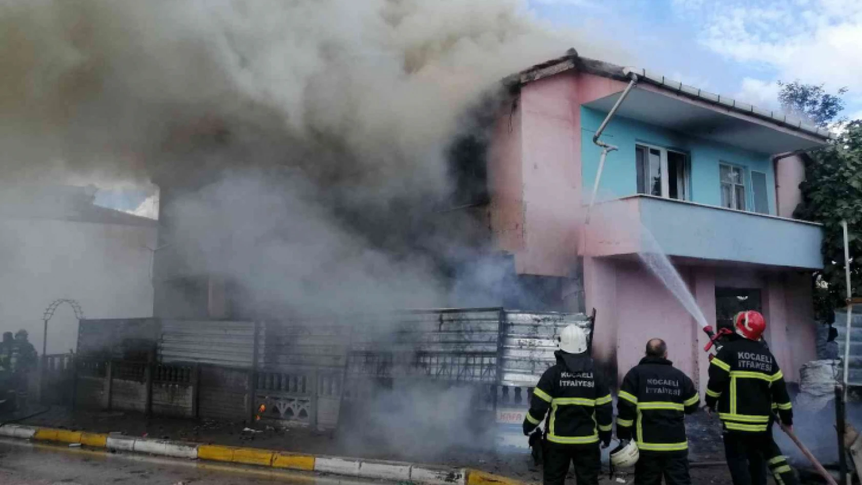 Kocaeli'de iki katlı evde korkutan yangın