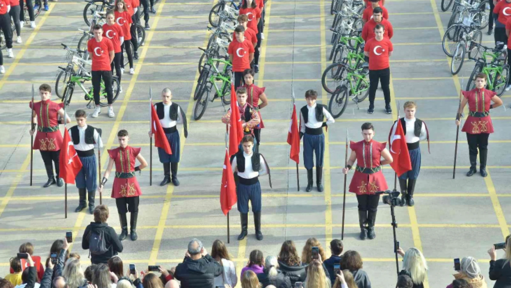 Bahçeşehir Koleji öğrencilerinden göz dolduran kutlama