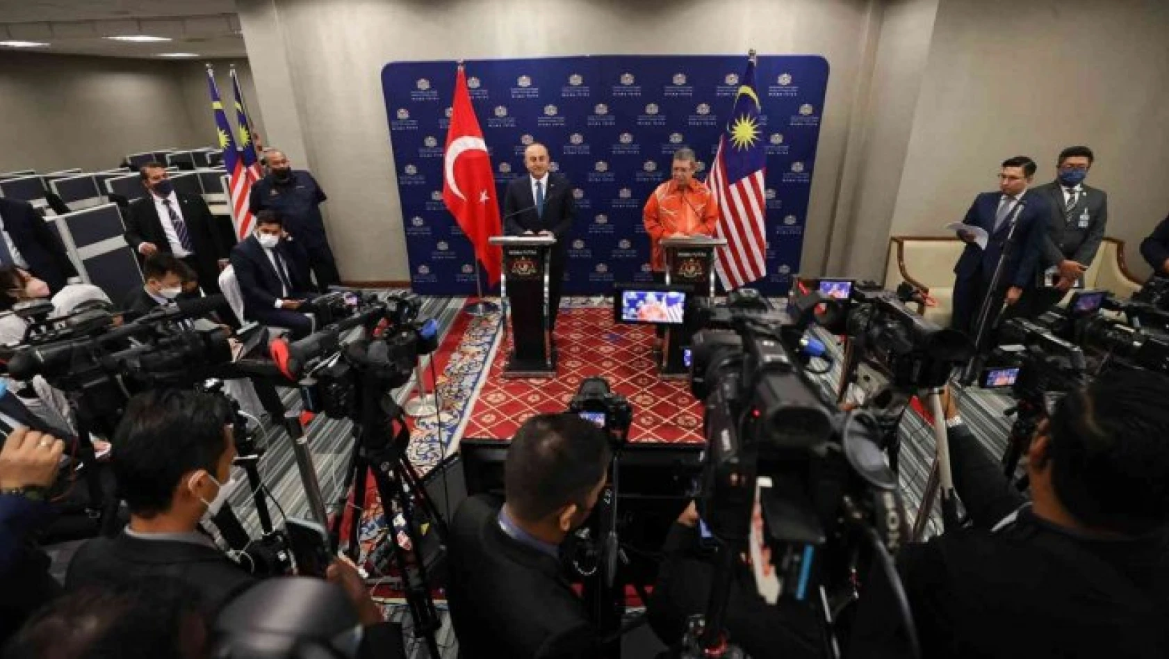 Bakan Çavuşoğlu, Malezyalı mevkidaşı Abdullah ile görüştü