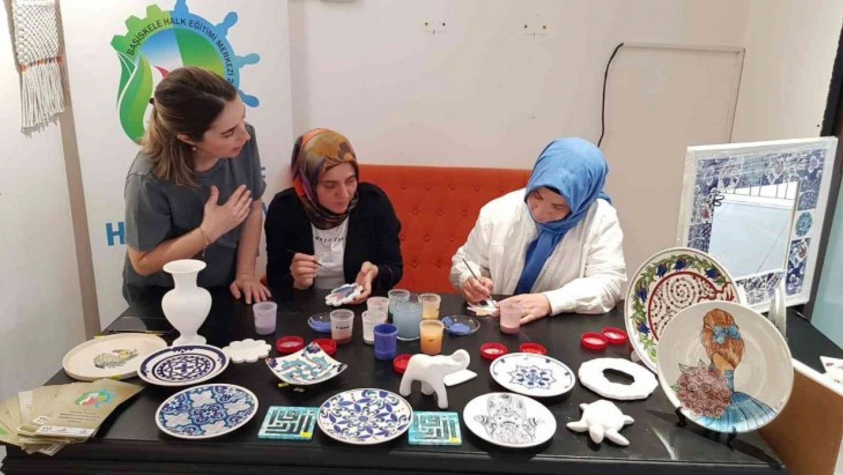 BAŞKEM'de kadınlar seramik çini boyama öğreniyor
