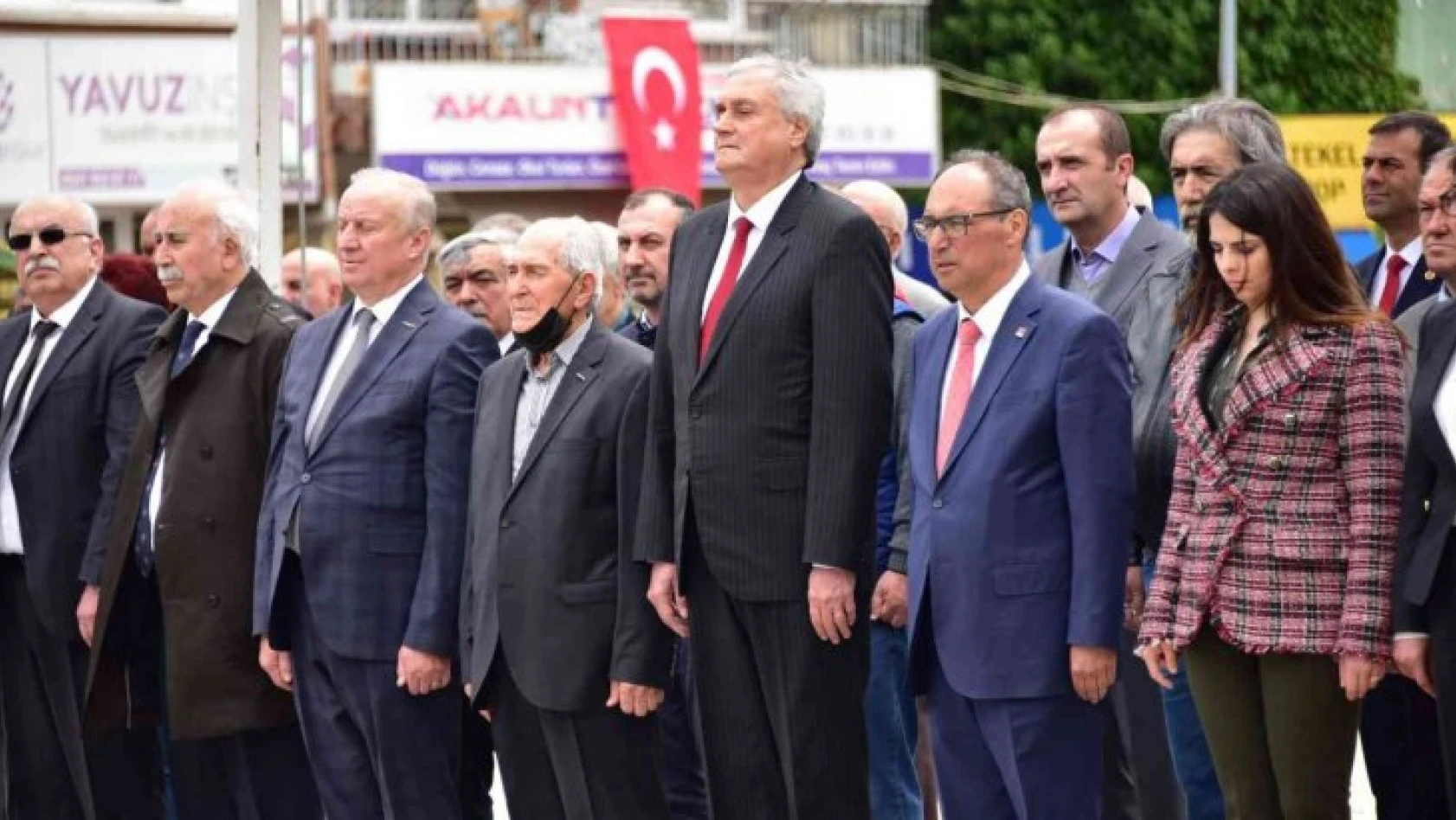 Bazı parti ve STK'lar Atatürk Anıtı'na çelenk sundu