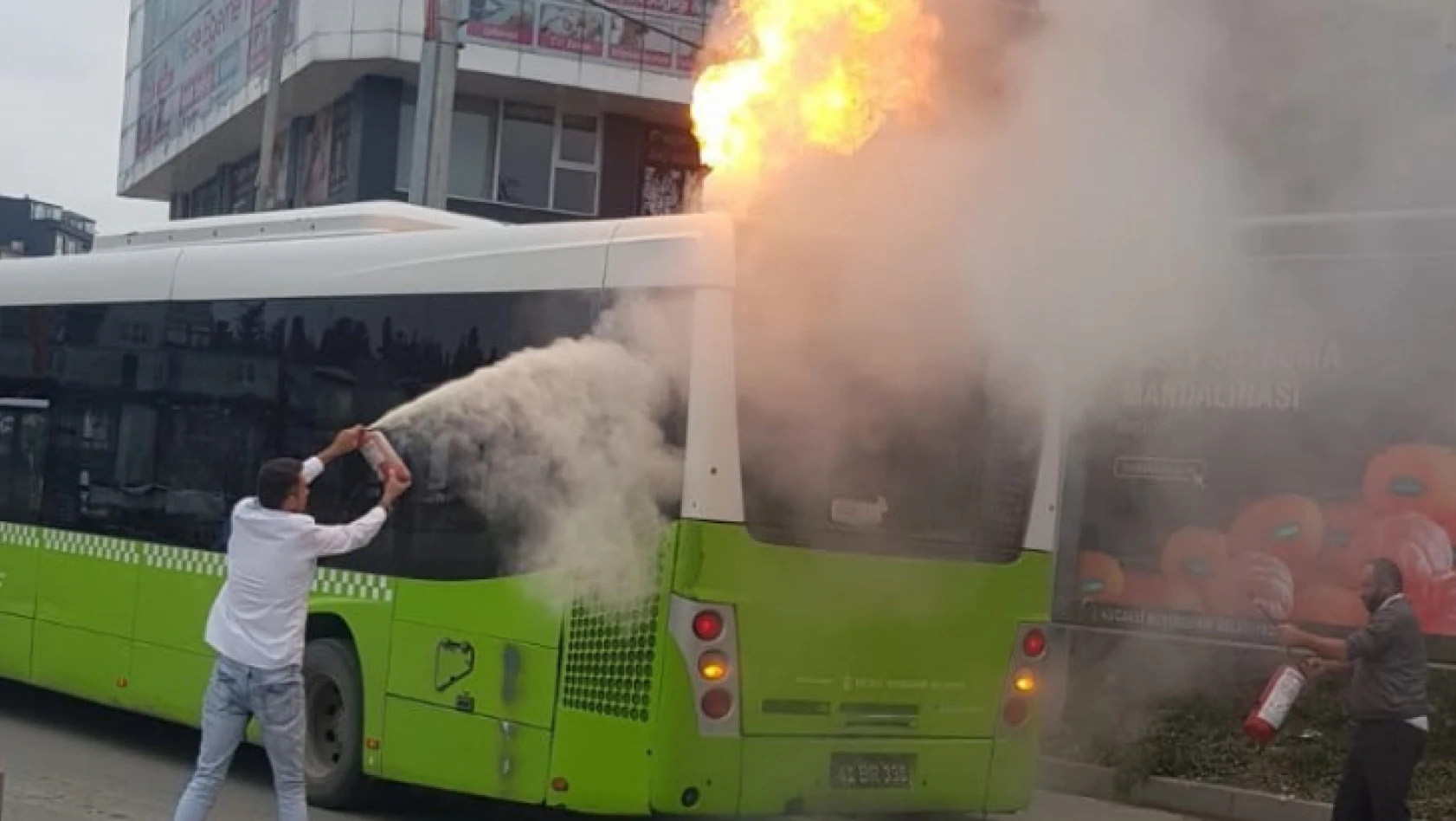 Kocaeli'de belediye otobüsü bir anda alev aldı