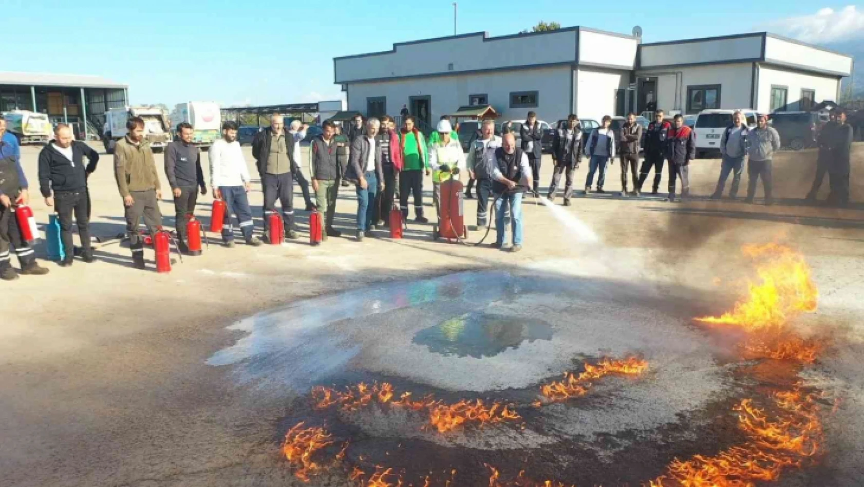 Belediye personellerine yangın eğitimi verildi
