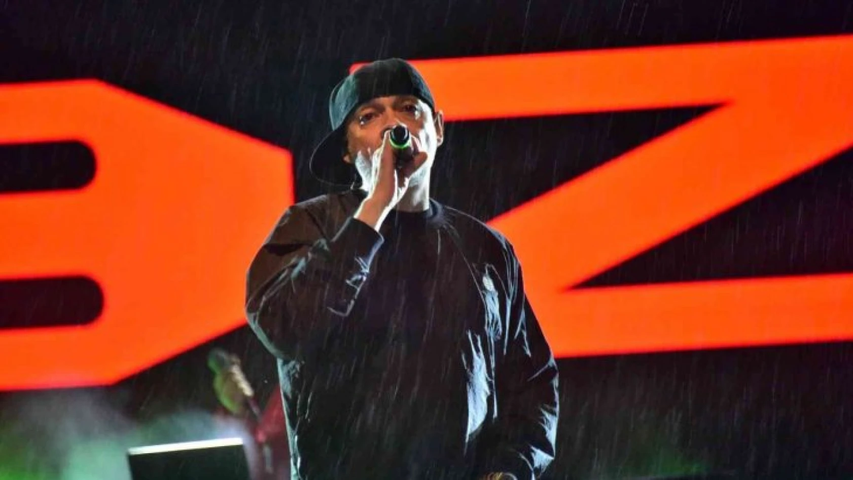 Binlerce kişi yağmura aldırış etmeden Ceza konserini dinledi