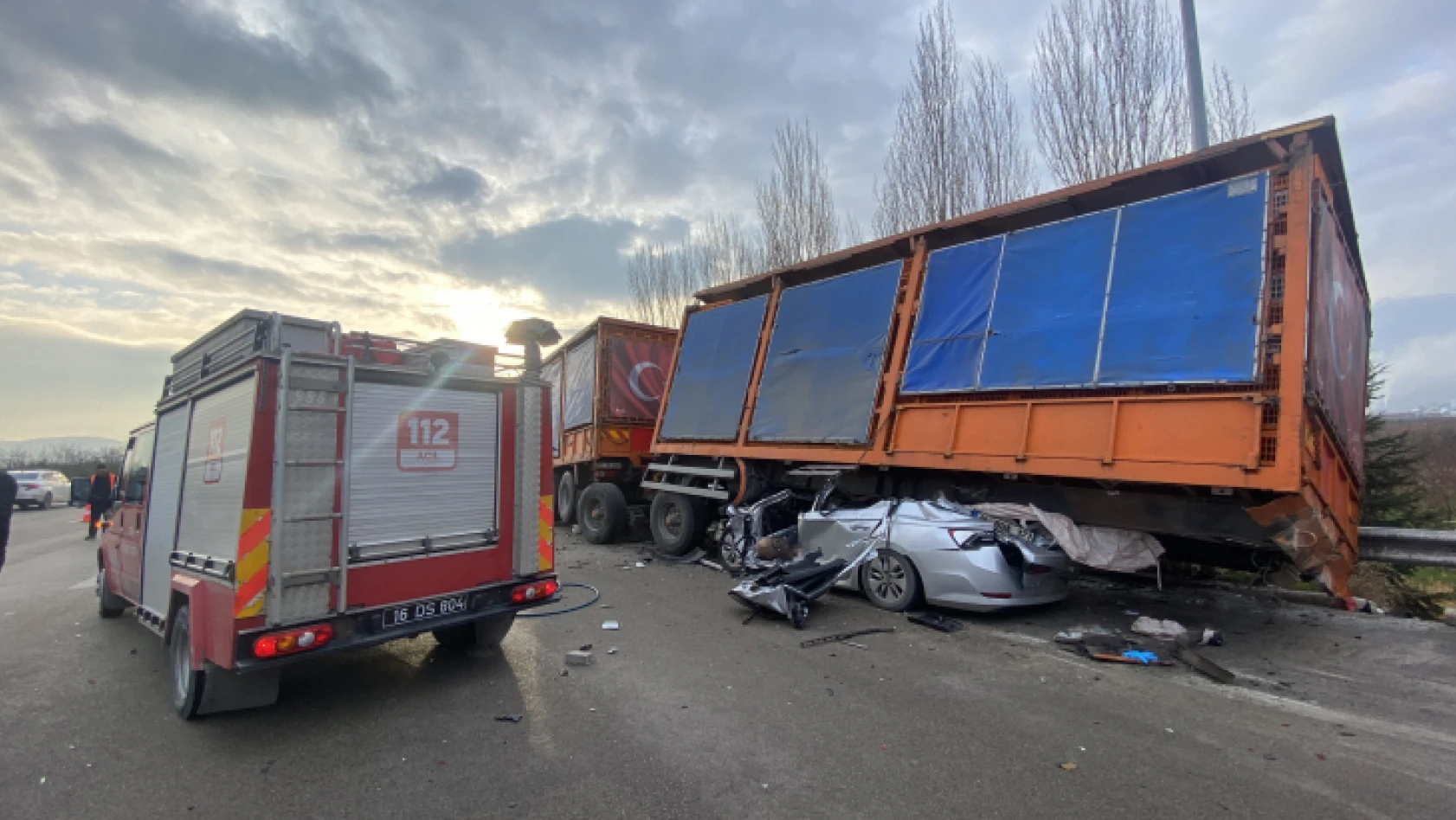 Bursa'da feci kaza ! Otomobil tırın altına girdi : 1 ölü