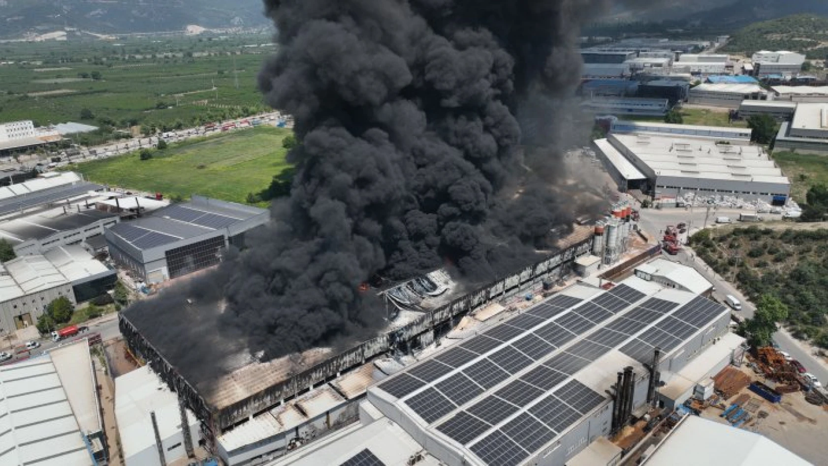   Bursa'da yalıtım malzemeleri üreten fabrika yangını tamamen söndürüldü   