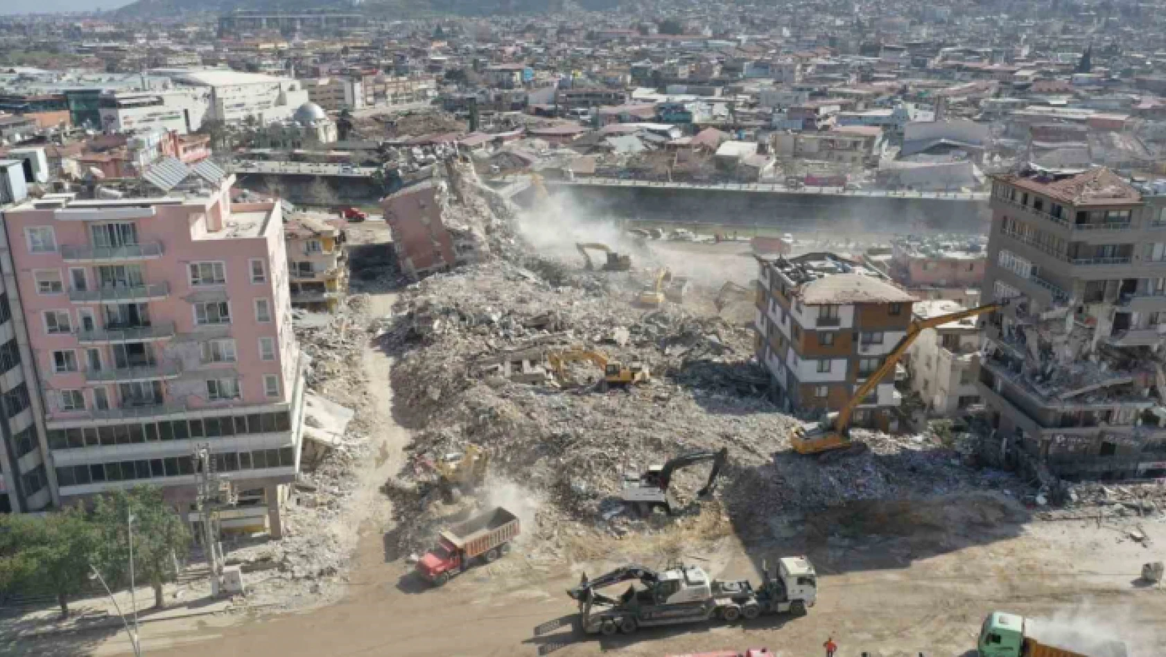 Büyükşehir, Hatay'da ağır hasarlı 51 binanın yıkımını gerçekleştirdi
