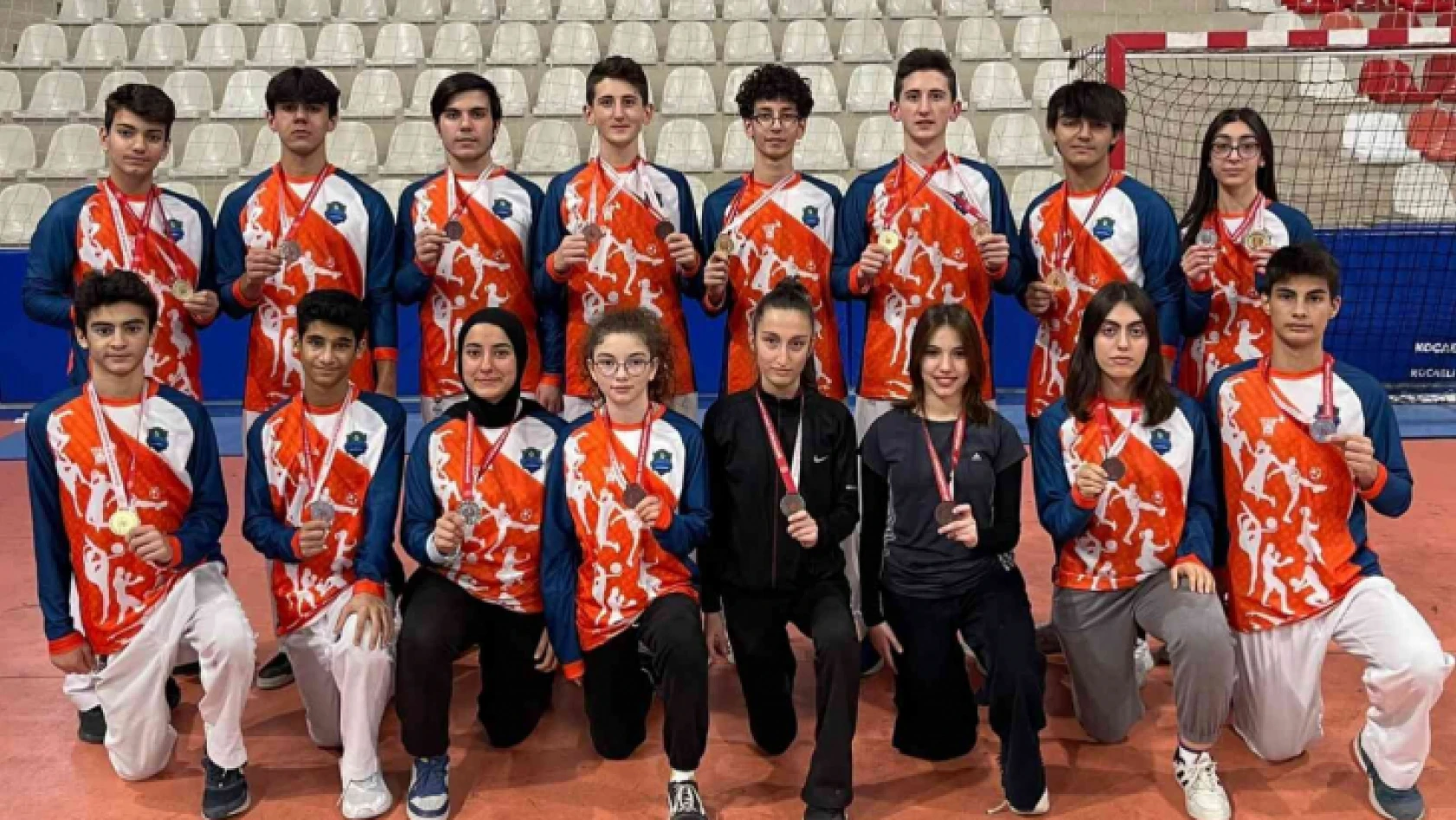 Çayırova Belediyesi karate takımı madalyaları topladı
