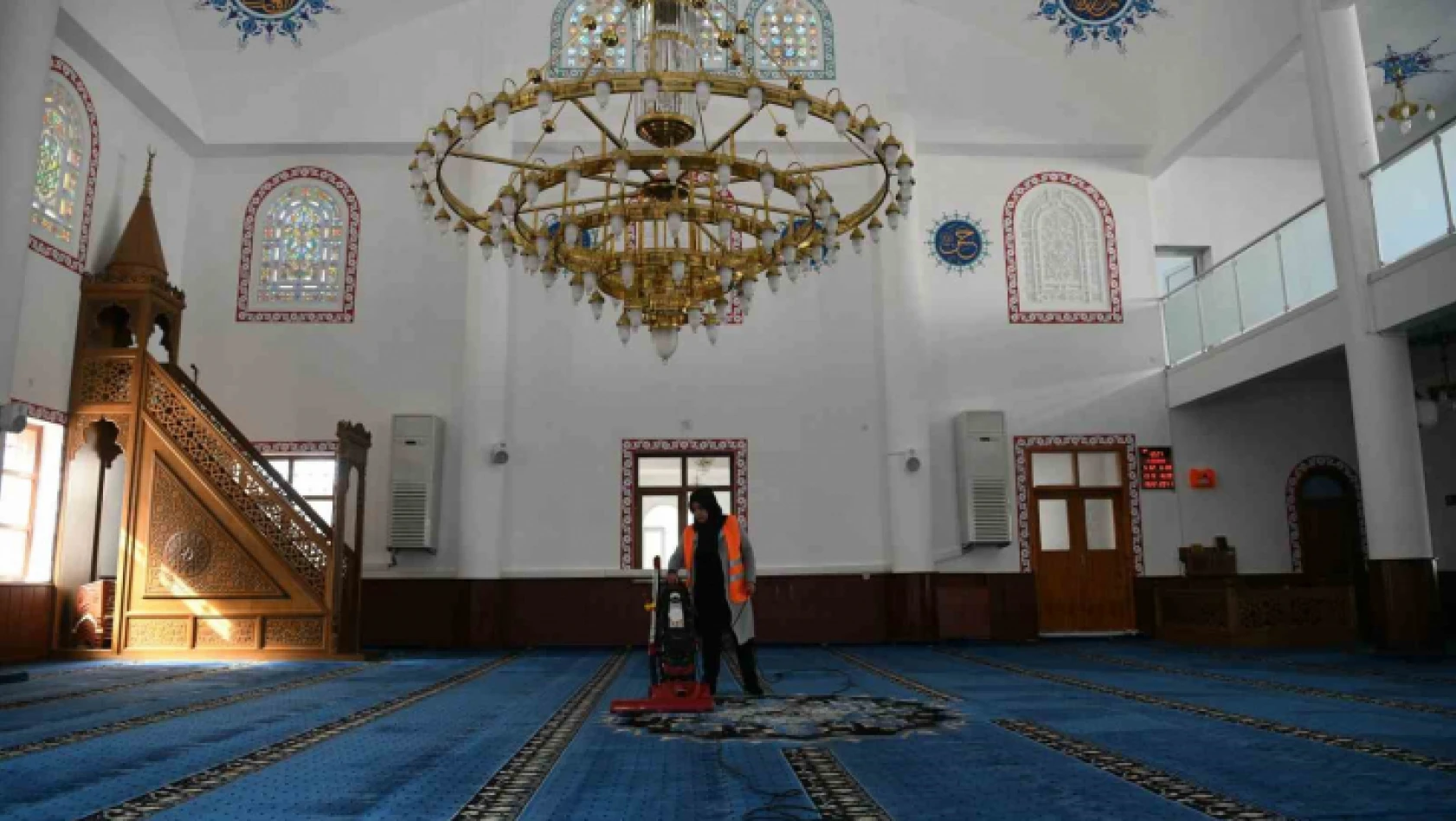 Çayırova'da camiler Ramazan ayına hazır