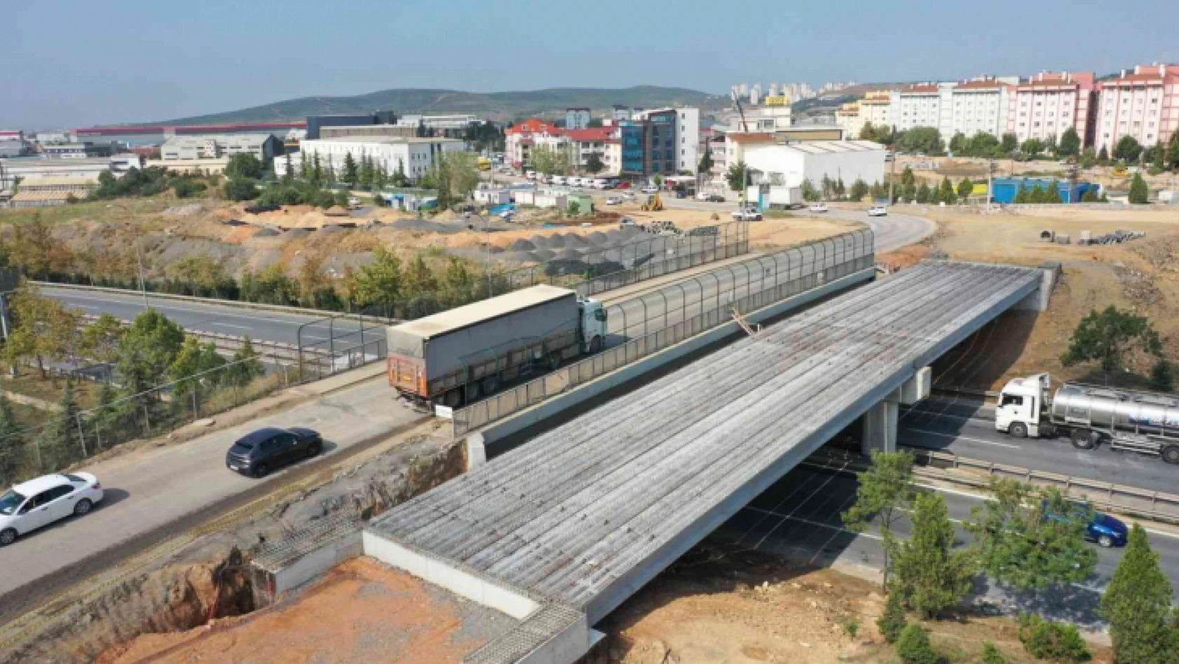 Çayırova Turgut Özal Köprüsü'nde kiriş montajı yapıldı