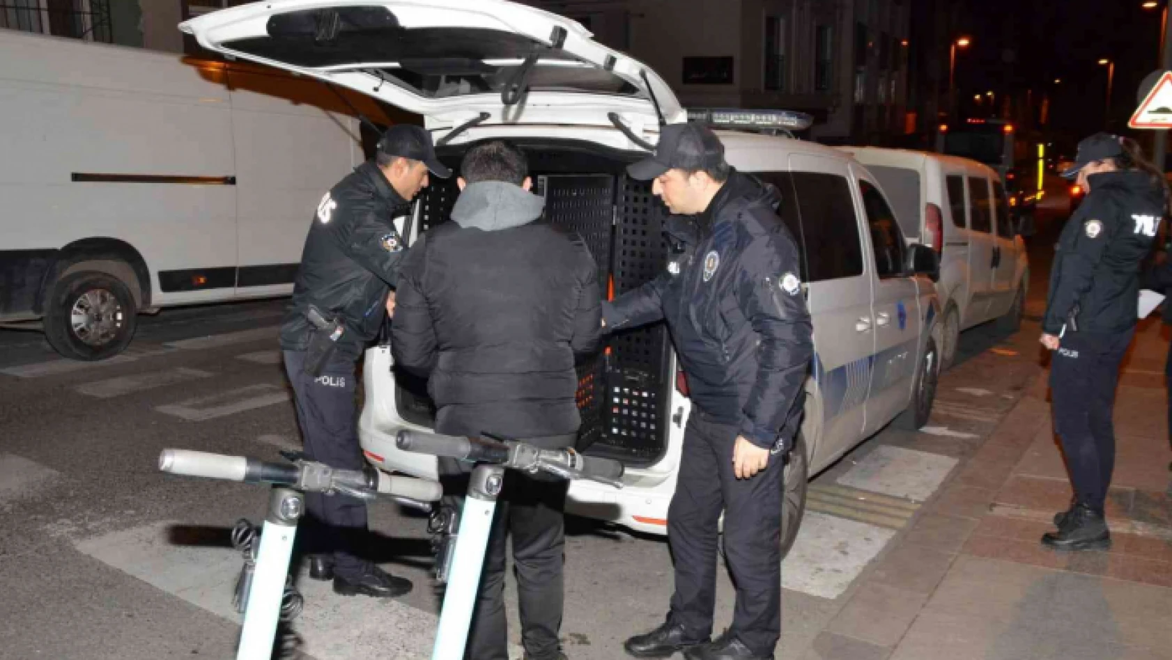 Kocaeli'de çeşitli suçlardan hapis cezasıyla aranan 8 kişiye gözaltı