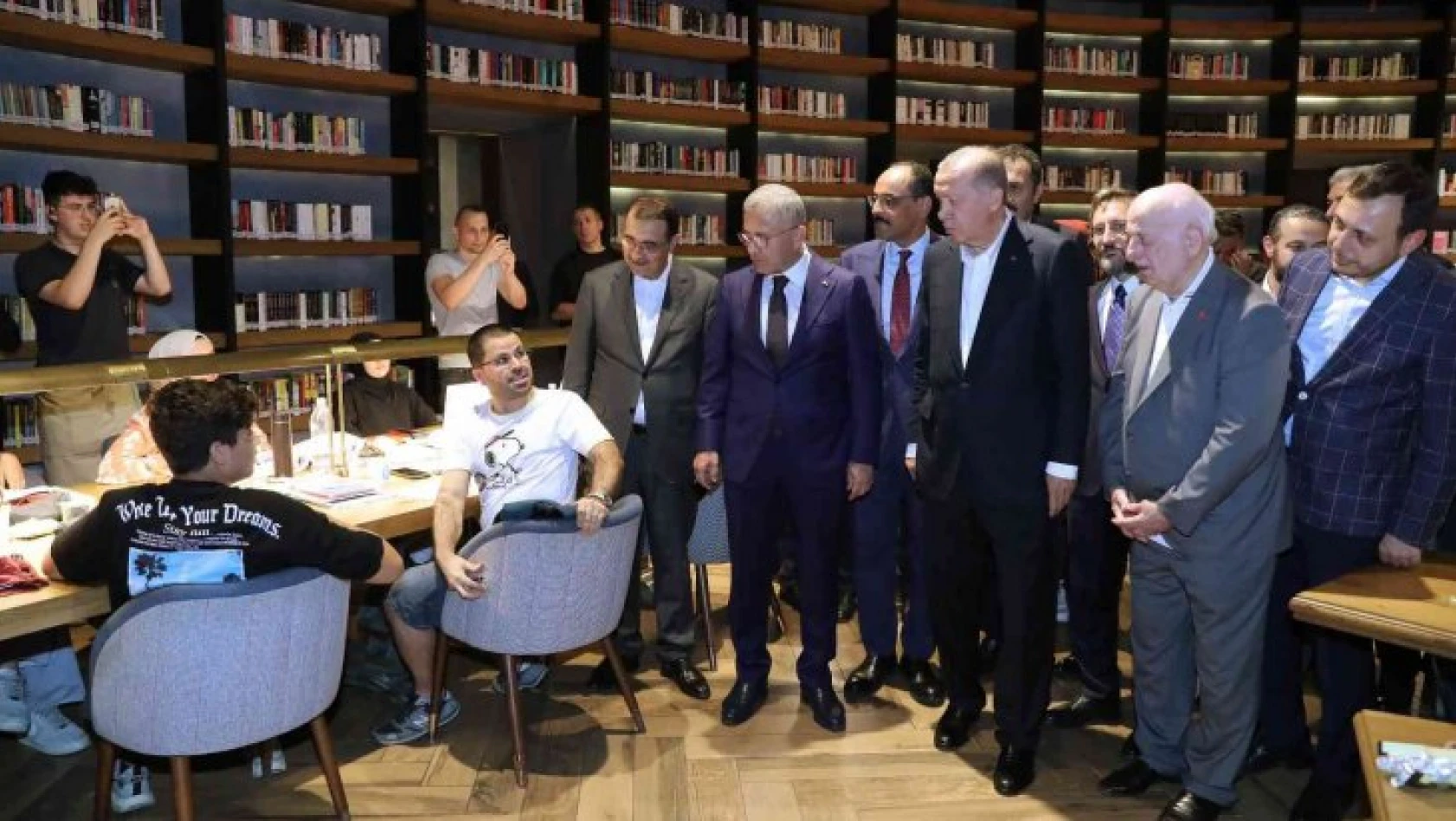 Cumhurbaşkanı Erdoğan Nevmekan Sahil'de öğrencilerle sohbet etti