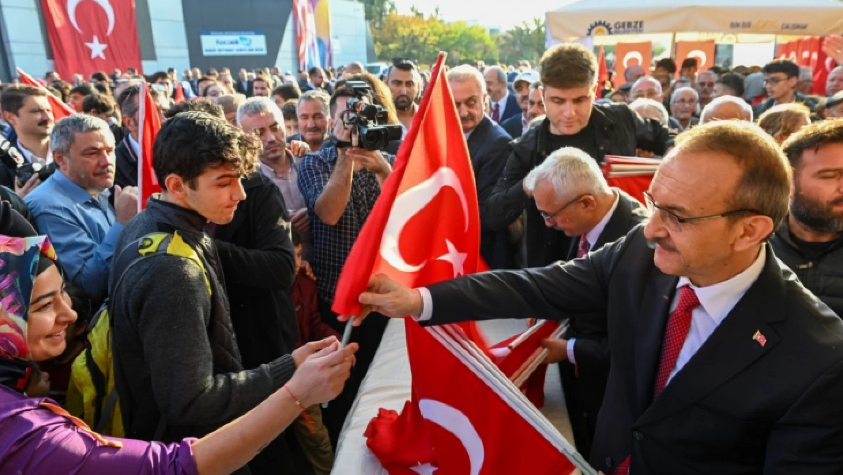 Cumhuriyet'in 99. yılında Türk bayraksız ev kalmayacak