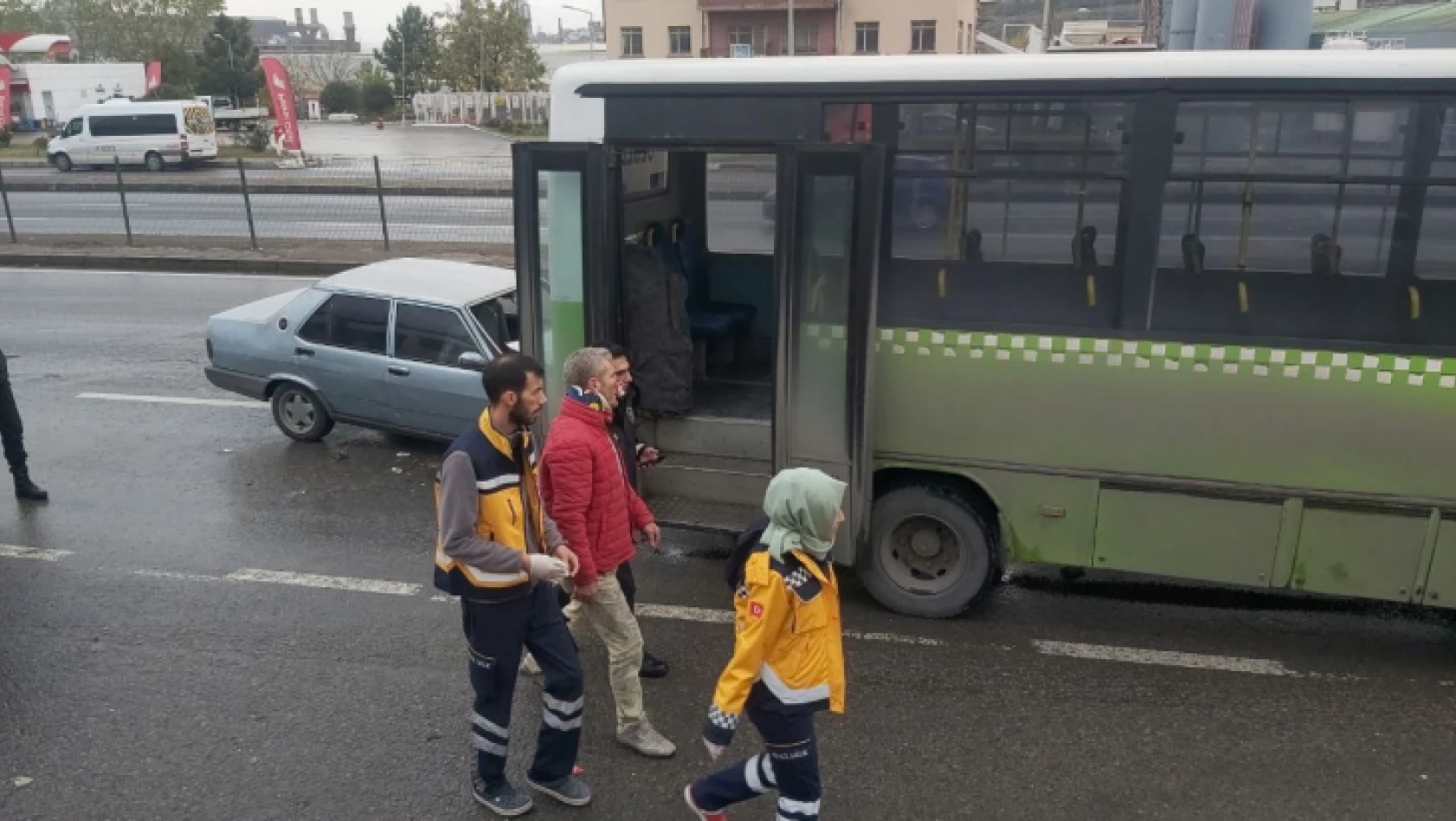 D-100'de yolcu indiren halk otobüsüne otomobil çarptı: 4 yaralı