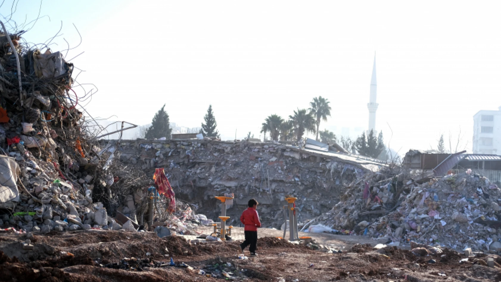 Deprem soruşturmasında gözaltı kararı verilen 14 kişiden 3'ü enkaz altında kalarak öldü
