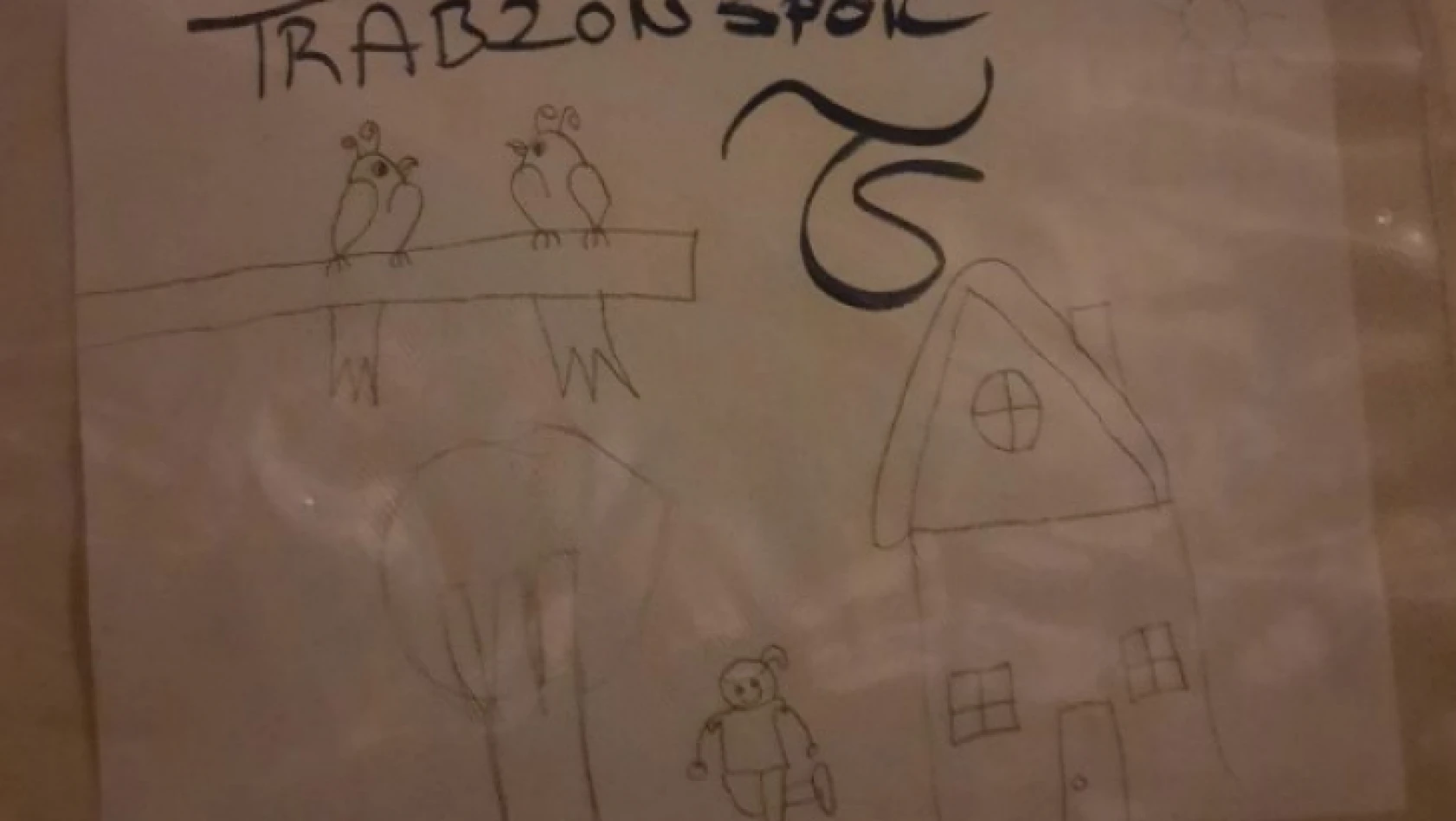 Depremzede çocuğun çizdiği resim Trabzonspor'un dikkatini çekti, Bakasetas imzalı forma gönderdi