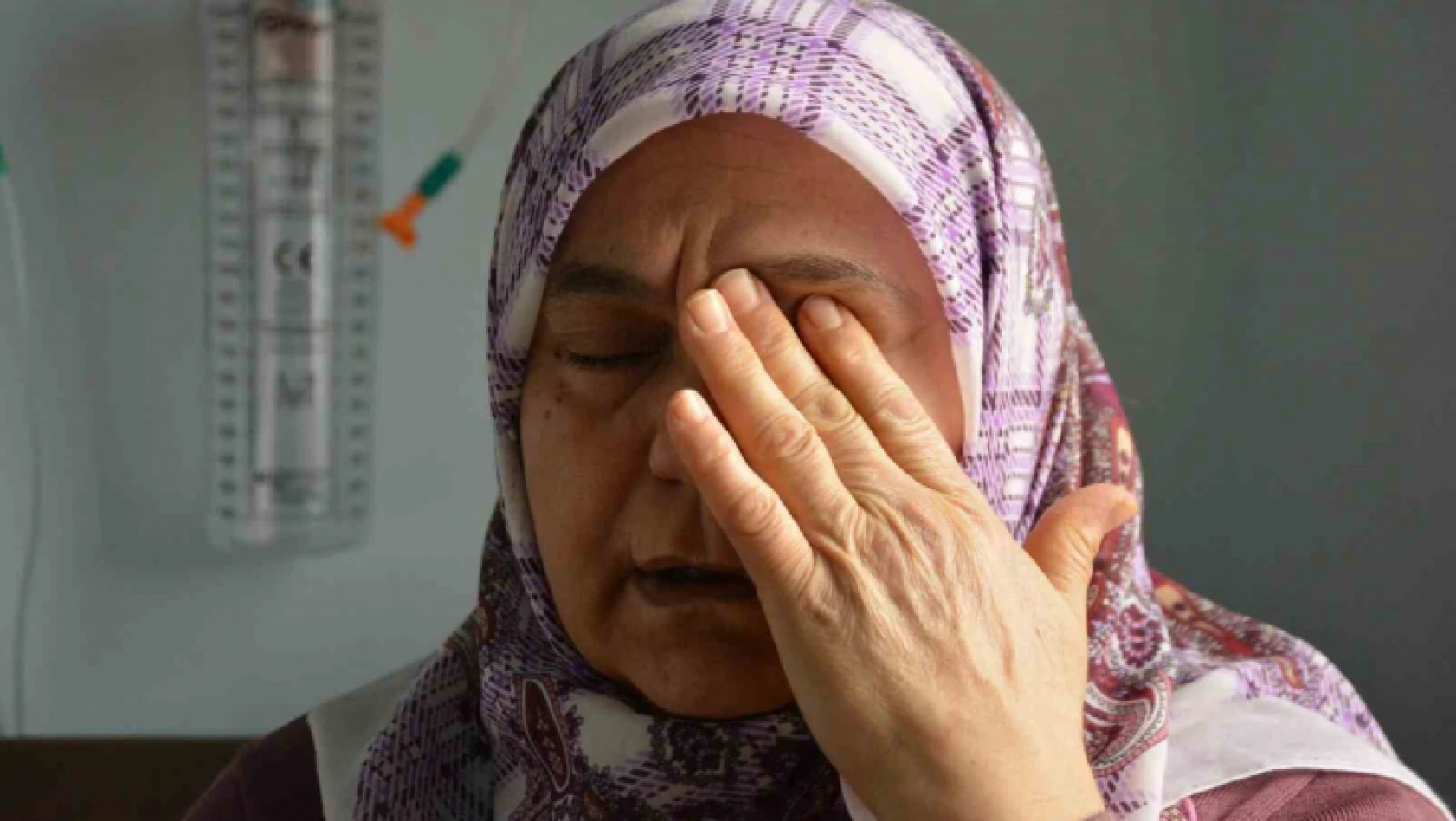 Depremzedenin gözyaşları yürekleri dağladı: 'Annemin toprağa gömüldüğünü bile göremedim'