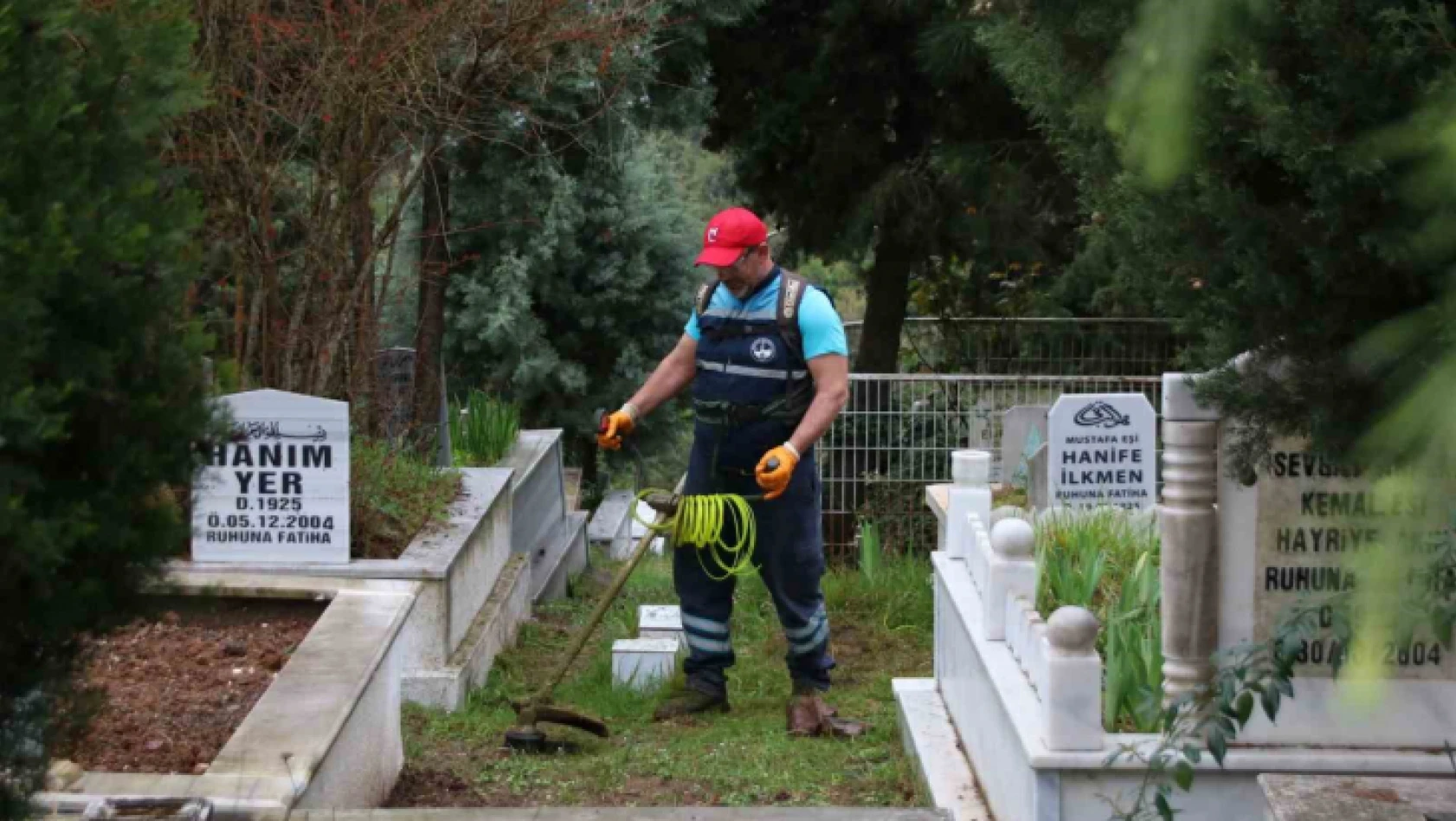Derince'de mezarlıklar bayram için temizleniyor