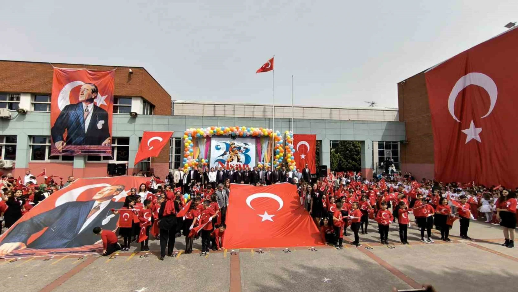 Derince'de öğrenciler dev Türk bayrağı açtı