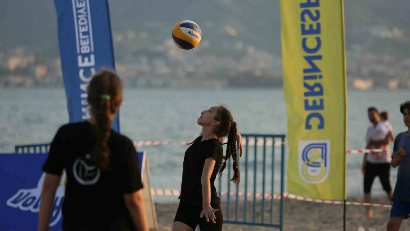Derince'de plaj voleybolu turnuvası kıyasıya mücadele ile başladı