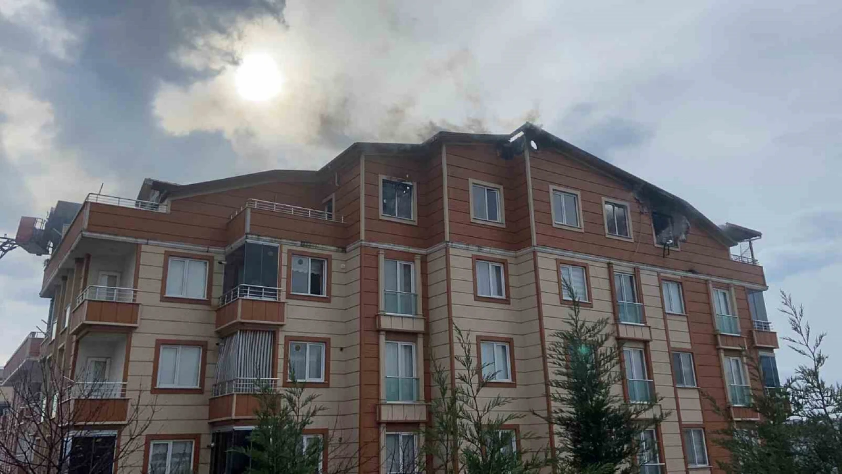 Dubleks daire alev alev yandı, bina tahliye edildi