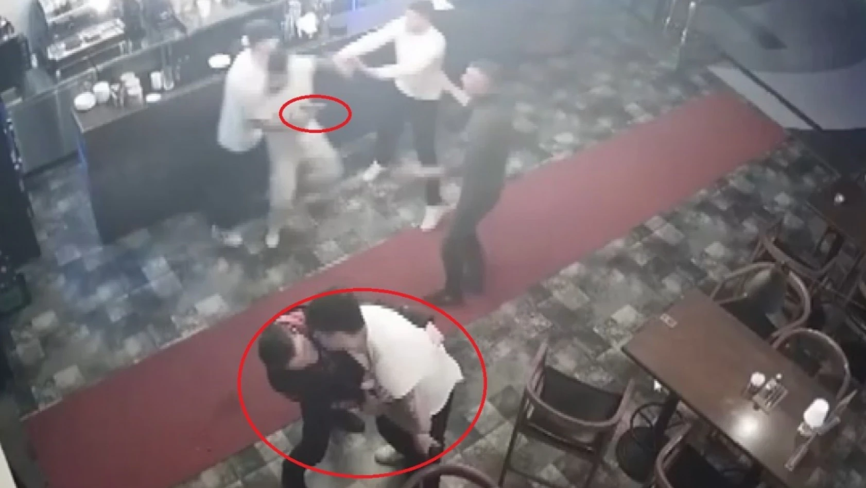 Eli silahlı 2 kişi, ünlü şarkıcının sahne aldığı mekana saldırısı kamerada