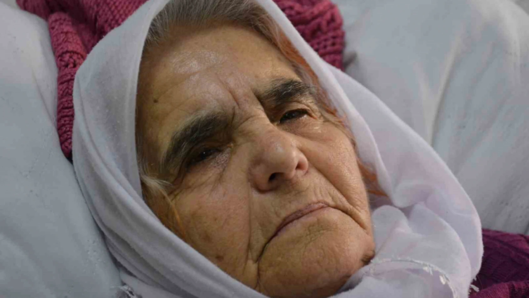 Enkazdan çıkarılan Sabriye nine: 'Kimsem yok, ailem yıllar önce öldü'