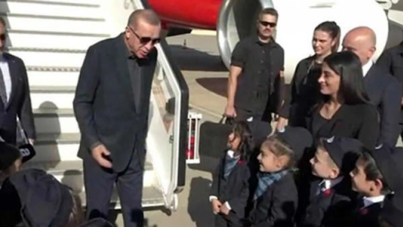 Erdoğan'ın minik kondüktörlerle gülümseten sohbeti kamerada
