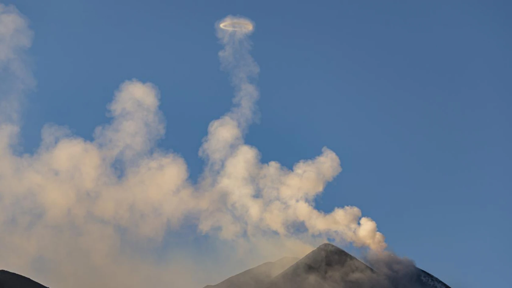 Etna Yanardağı halka şeklinde duman püskürttü