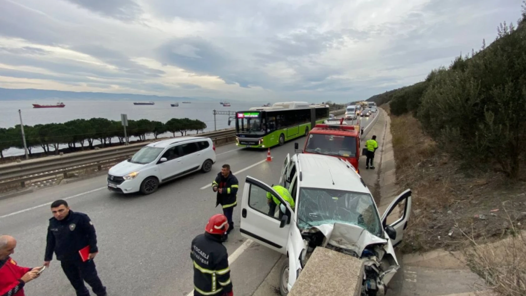 Kocaeli'de araç beton bariyerlere çarptı ! Hız göstergesi 130 kilometrede takılı kaldı