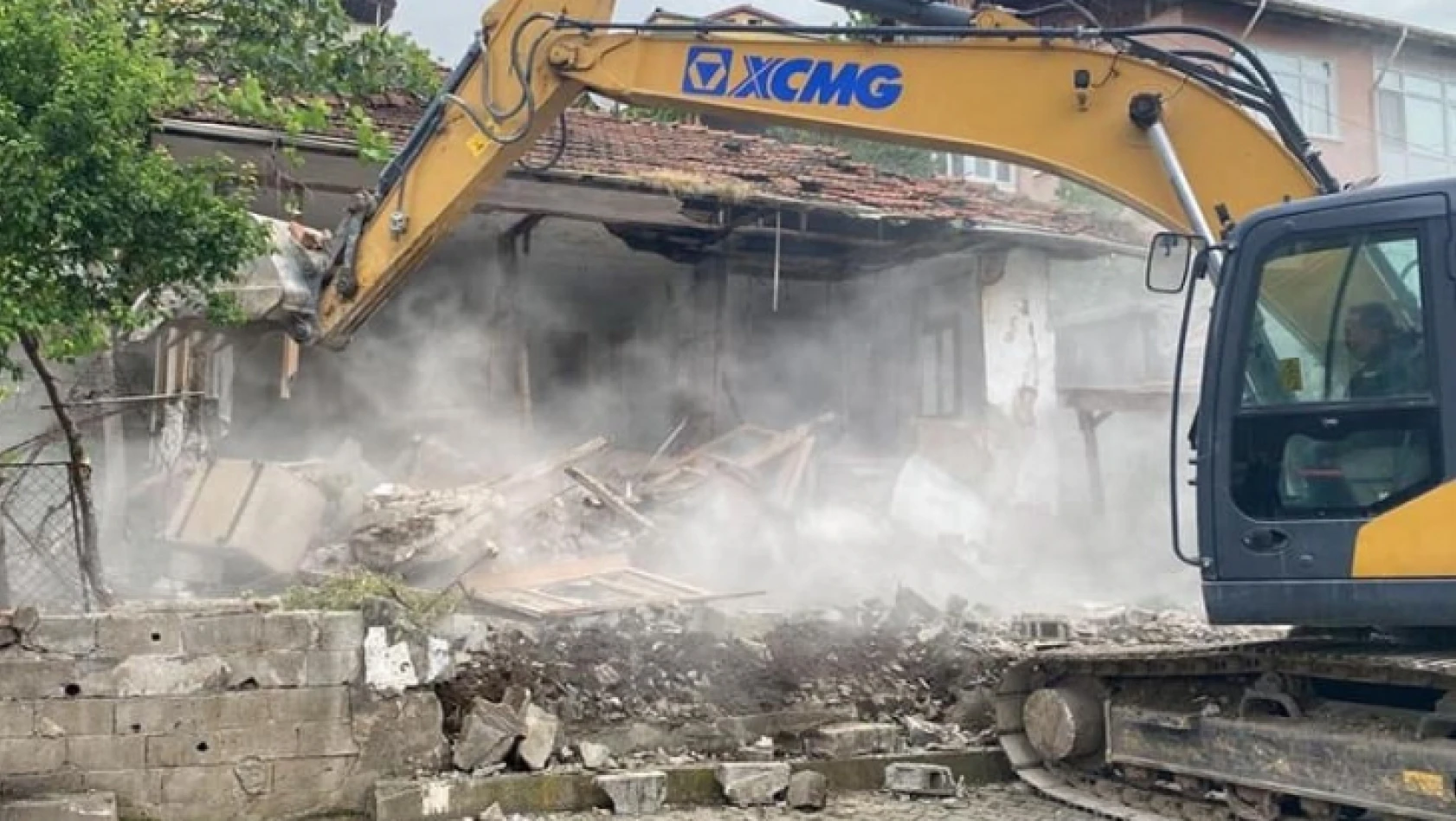 Felaketi yaşayan ilçede yıkılan bina sayısı 120 oldu