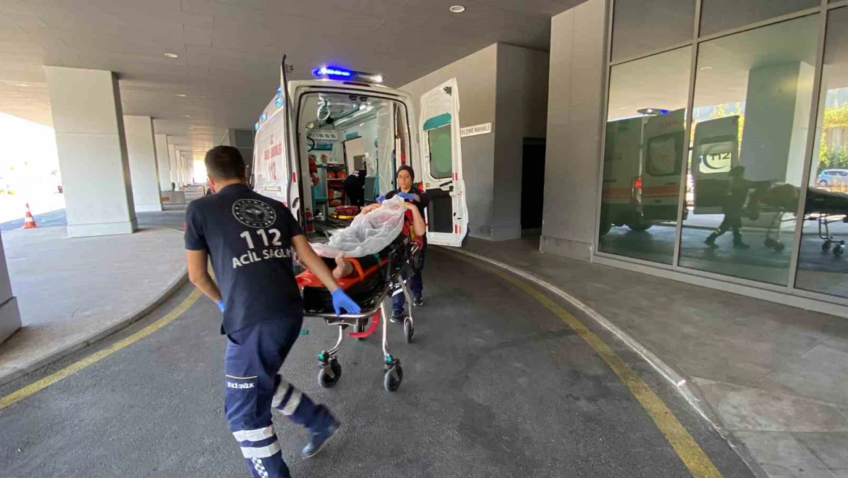 Freni boşalan işçi servisi kaldırımda yürüyen anne ve kızına çarptı: 2 ölü, 6 yaralı