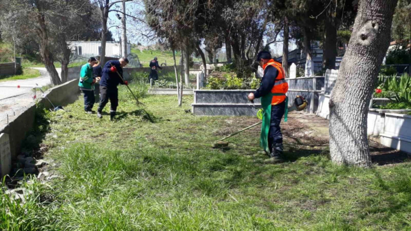 Gebze'de mezarlıklar temizleniyor