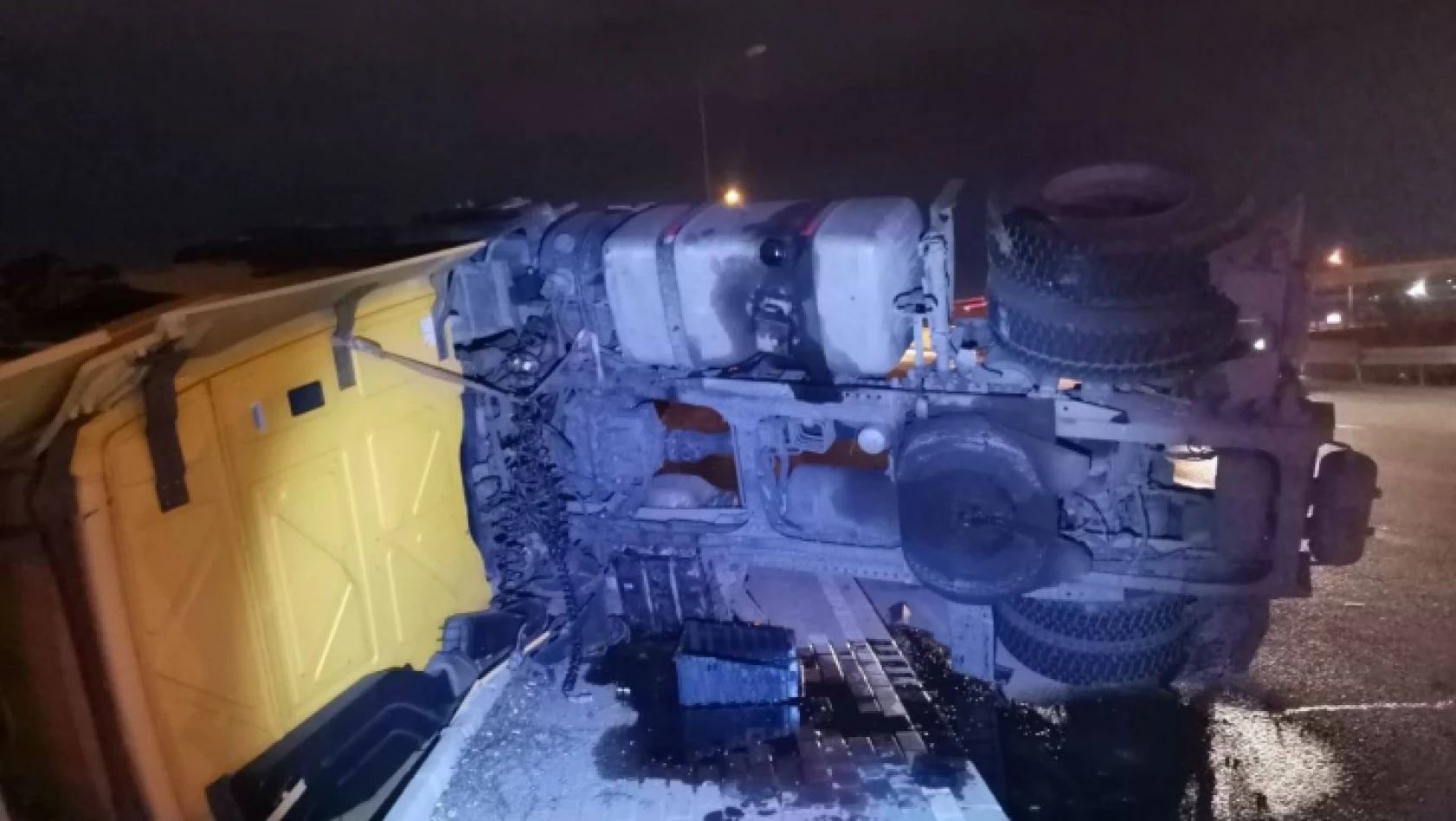 Gebze'de refüje çarpan kamyon yan yattı: 2 yaralı