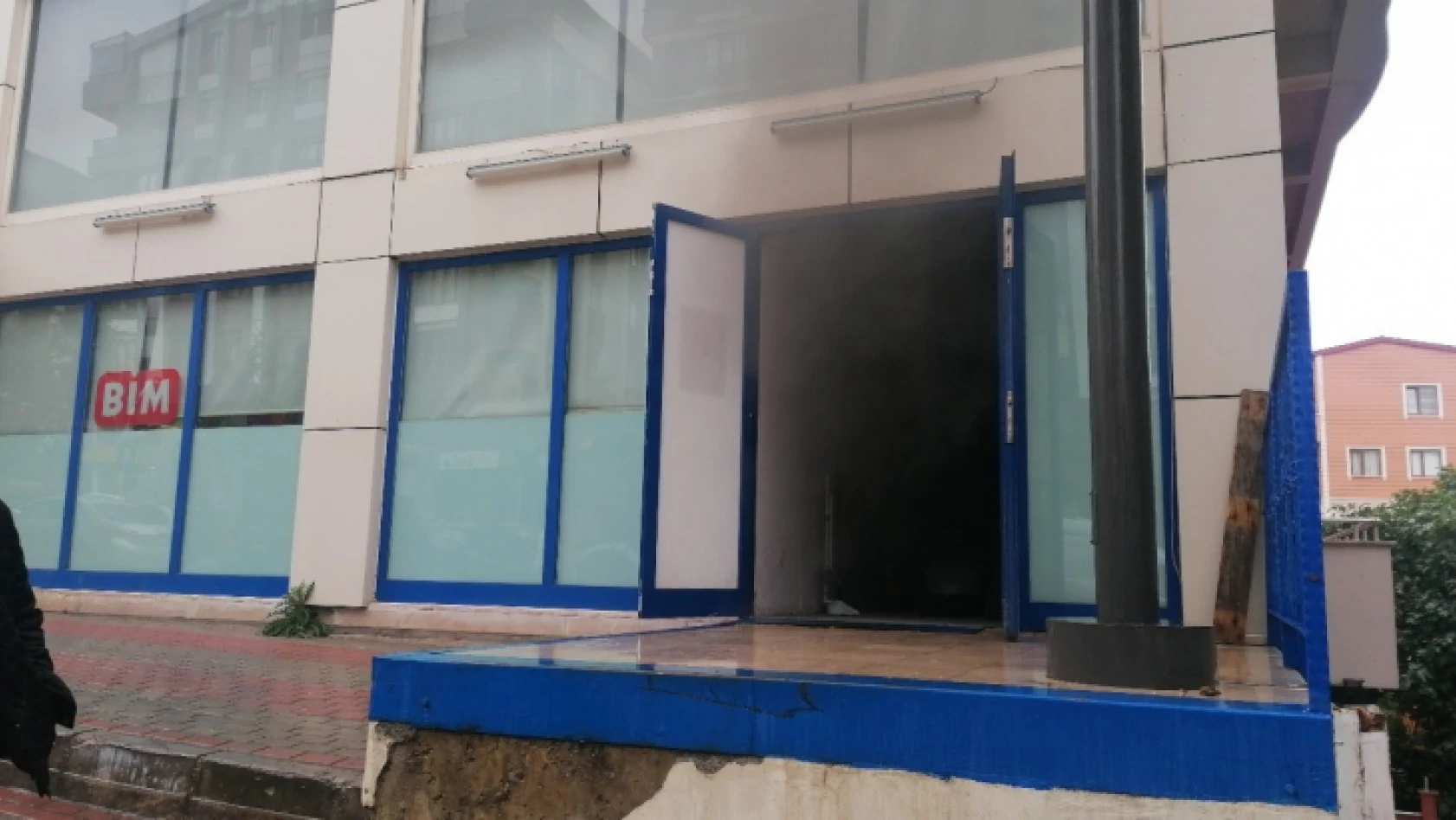 Gebze'de zincir marketin deposunda çıkan yangın korkuttu