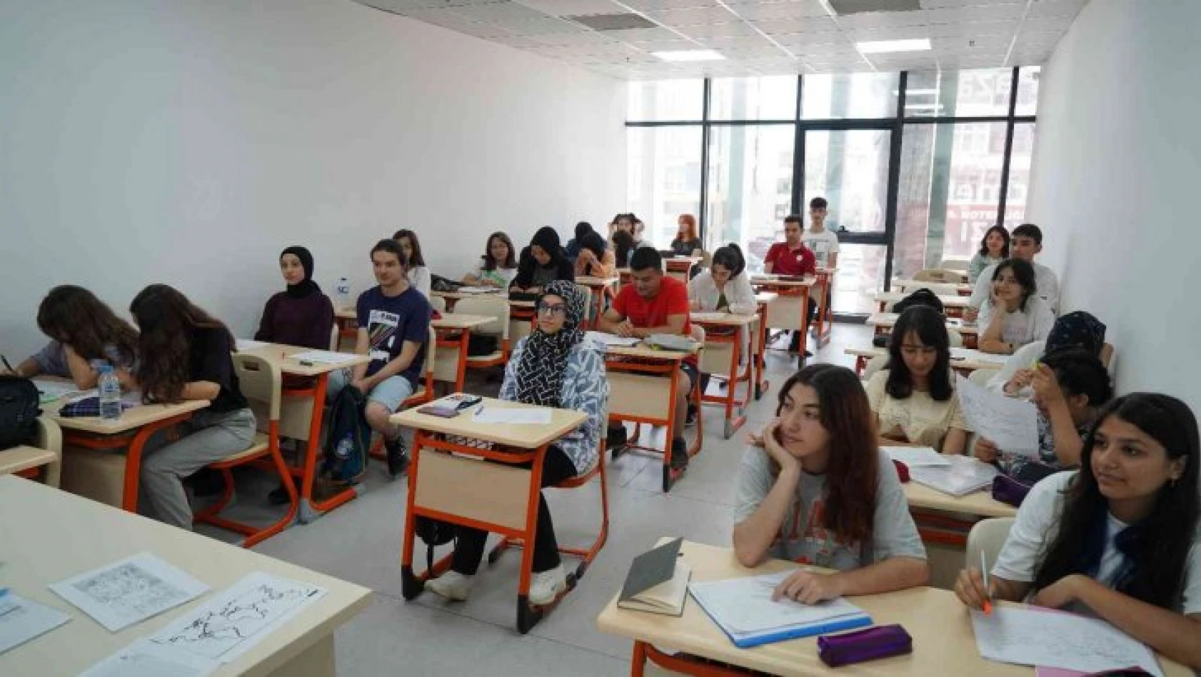 Gençlik Merkezi'nde YKS'ye hazırlanan 117 öğrenci üniversiteye yerleşti