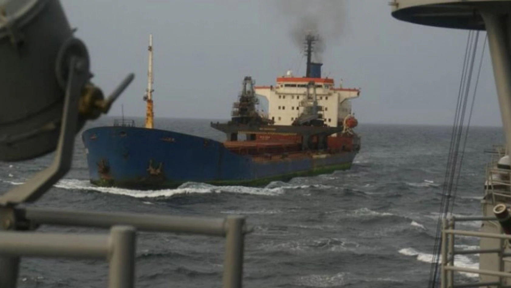 Gine Körfezi'nde korsanlar gemiye saldırdı, mürettebat ile iletişim kesildi