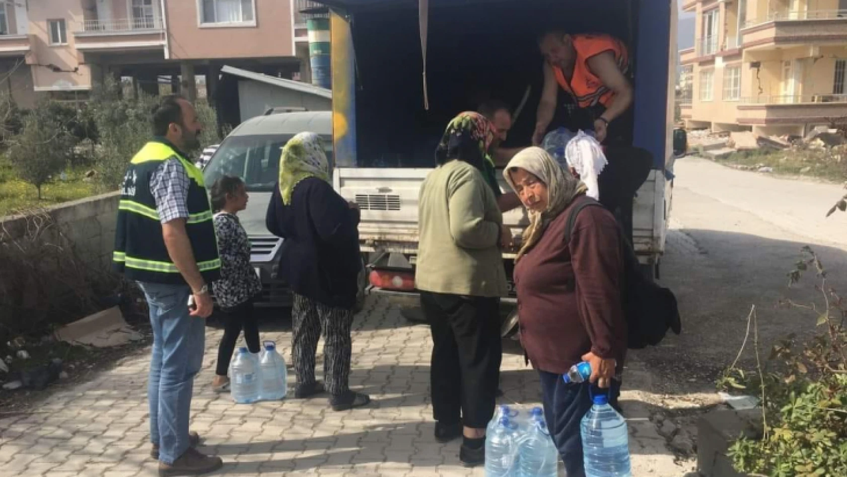 Gölcük Belediyesi Hatay'da içme suyu dağıtıyor