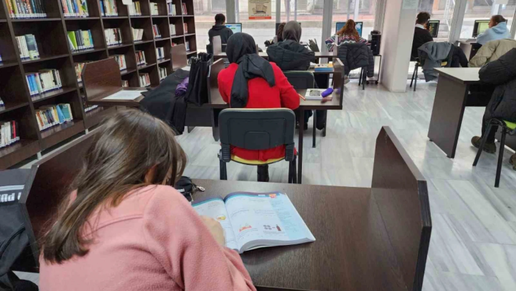 Gölcük Belediyesi kütüphaneleri gençlerin uğrak noktası oldu