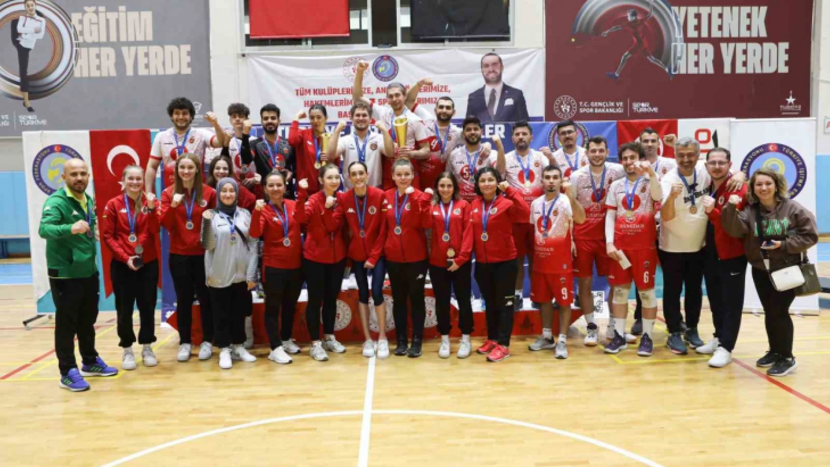 Gölcük'ün işitme engelliler kadın ve erkek voleybol takımı 3. kez Türkiye şampiyonu oldu